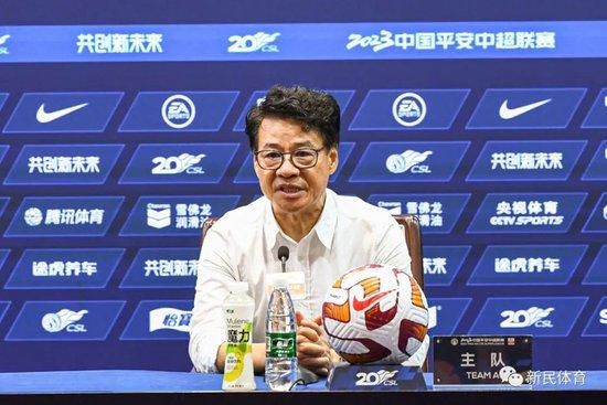 在用黑板临时搭成的小空间里，他为终于获得一个学生而欣喜。